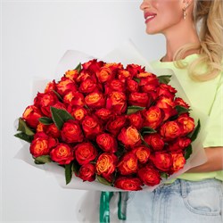 51 красно-желтых роз Атомик 60 см 6074